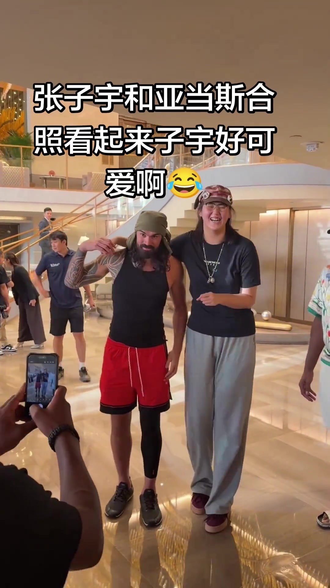 头一次看亚当斯这么娇小😅